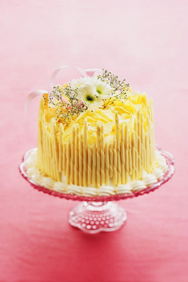 A White Chocolate Cake with Daisies