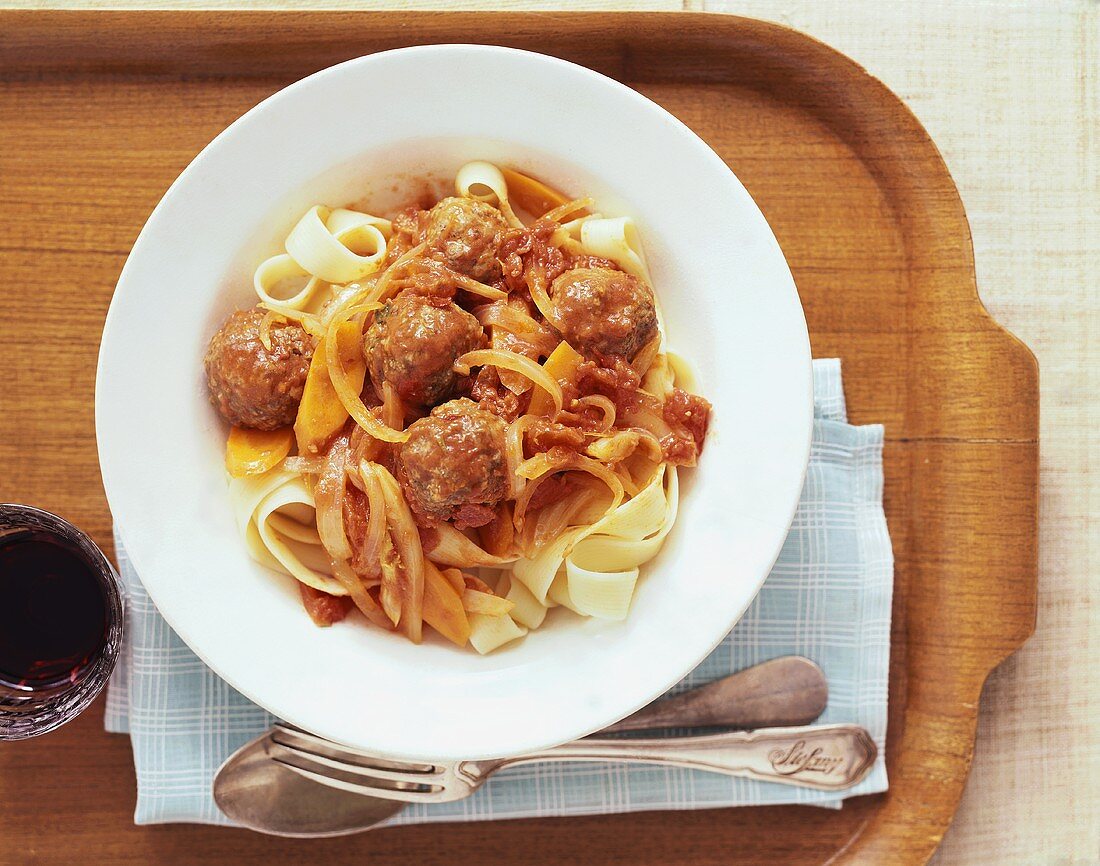 Pappardelle mit Hackbällchen, Zwiebeln und Möhren