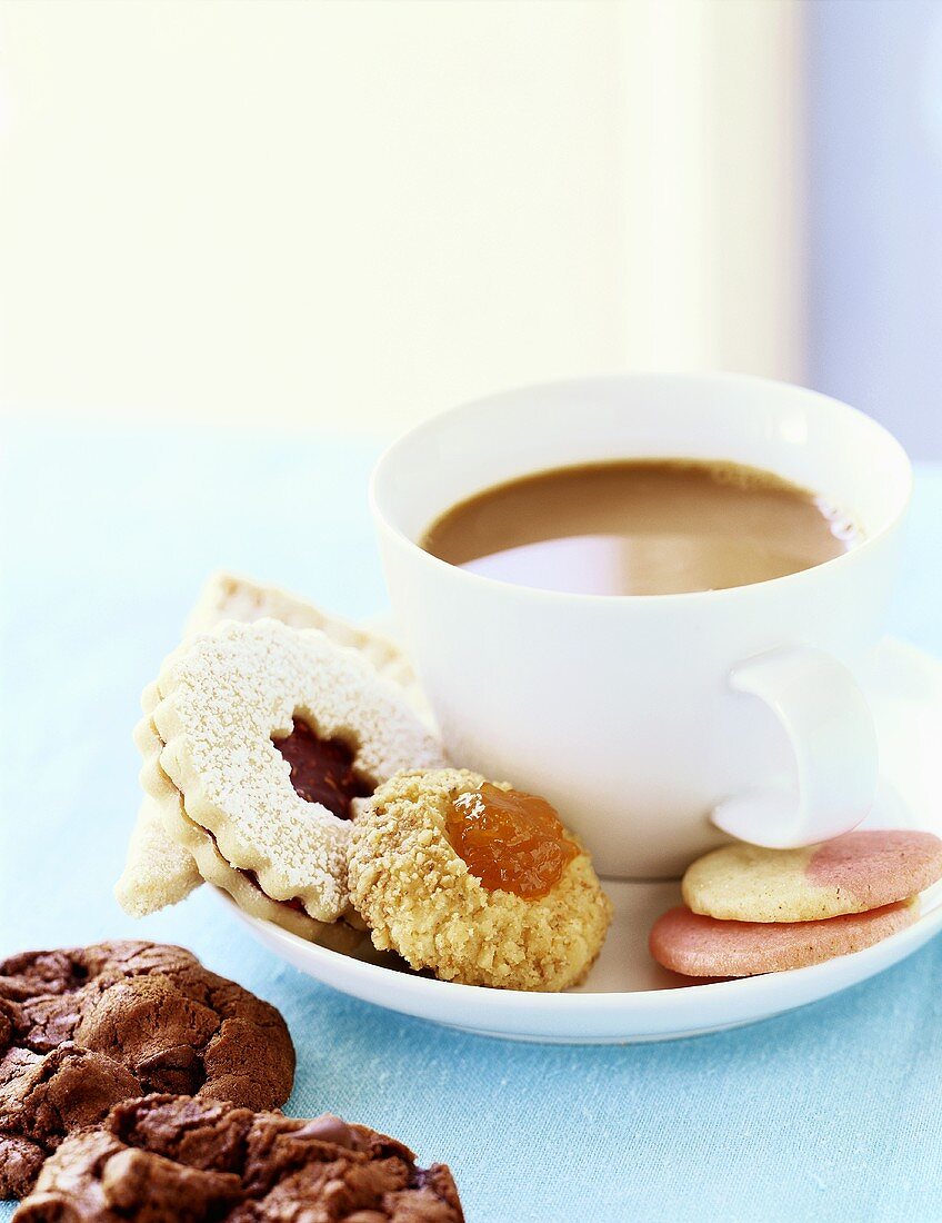 Tasse Kaffee und verschiedene Plätzchen