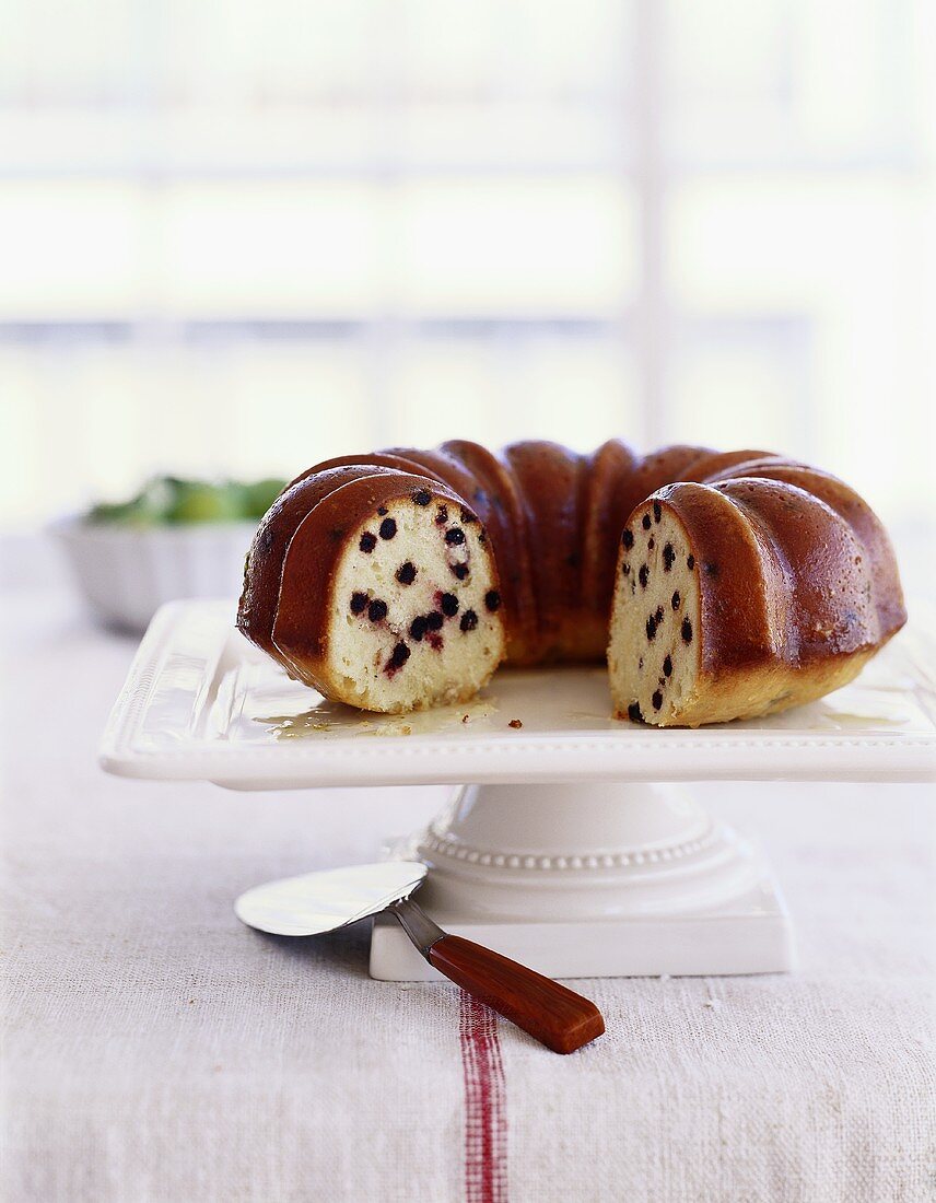 Napfkuchen mit Heidelbeeren, angeschnitten