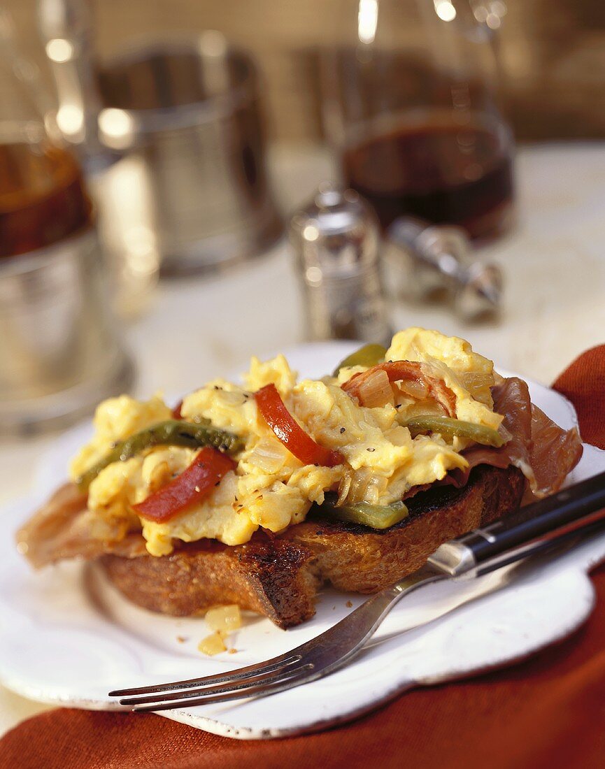 Scrambled Egg with Pepeprs and Ham on Toast