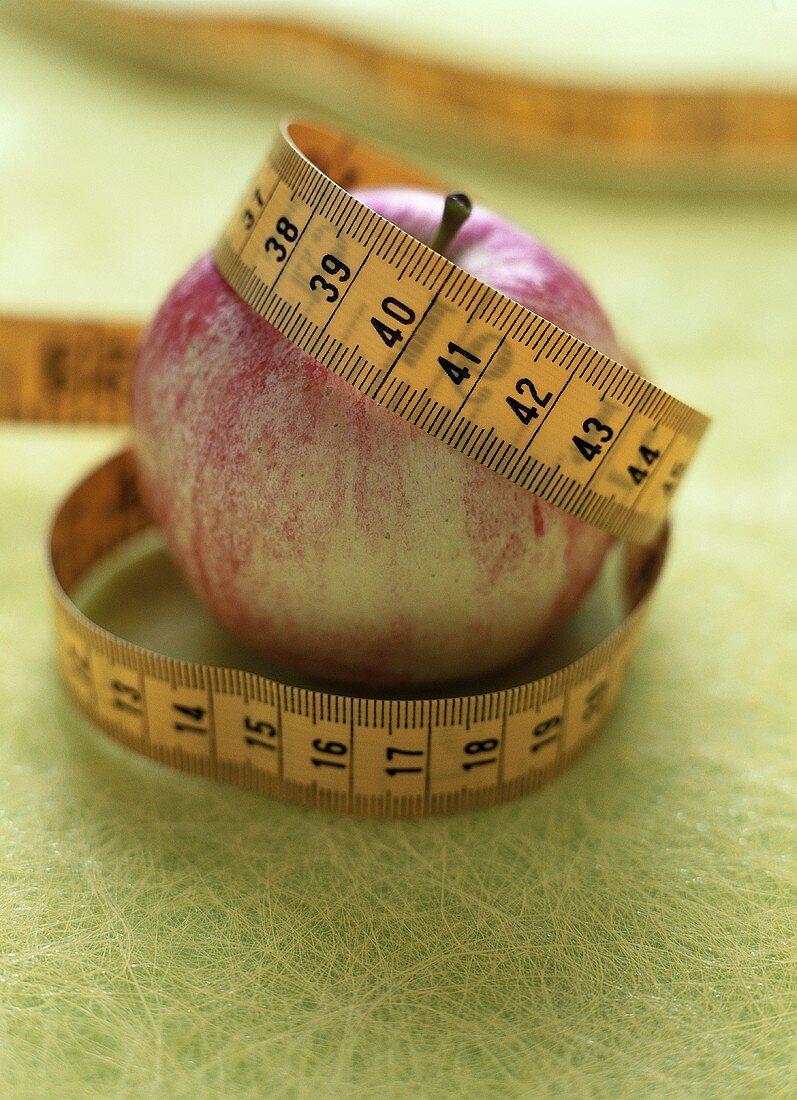 Frischer Apfel mit Massband