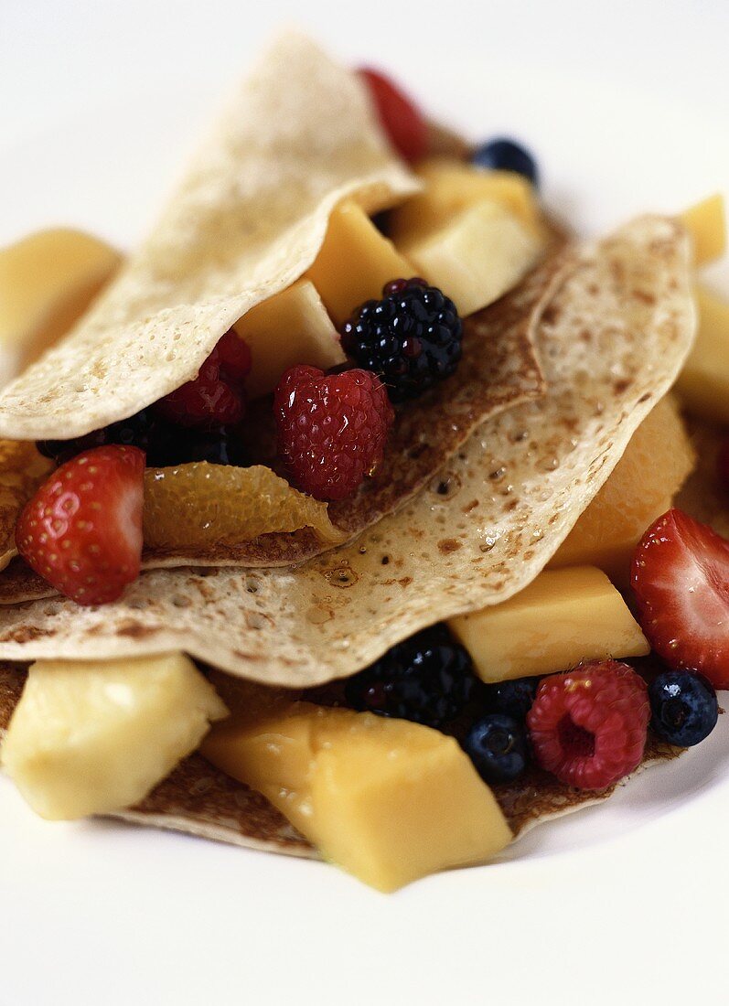 Crepes mit frischen Früchten und Beeren