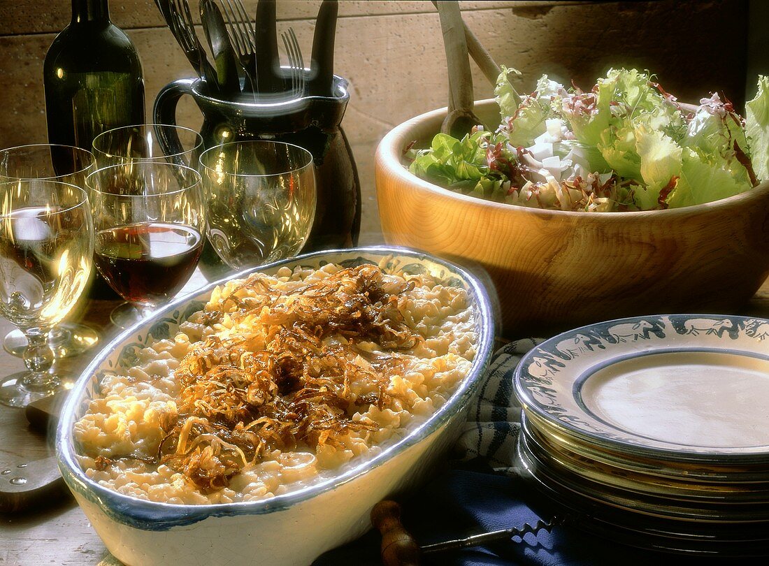 Kässpatzen mit Zwiebeln & Salat