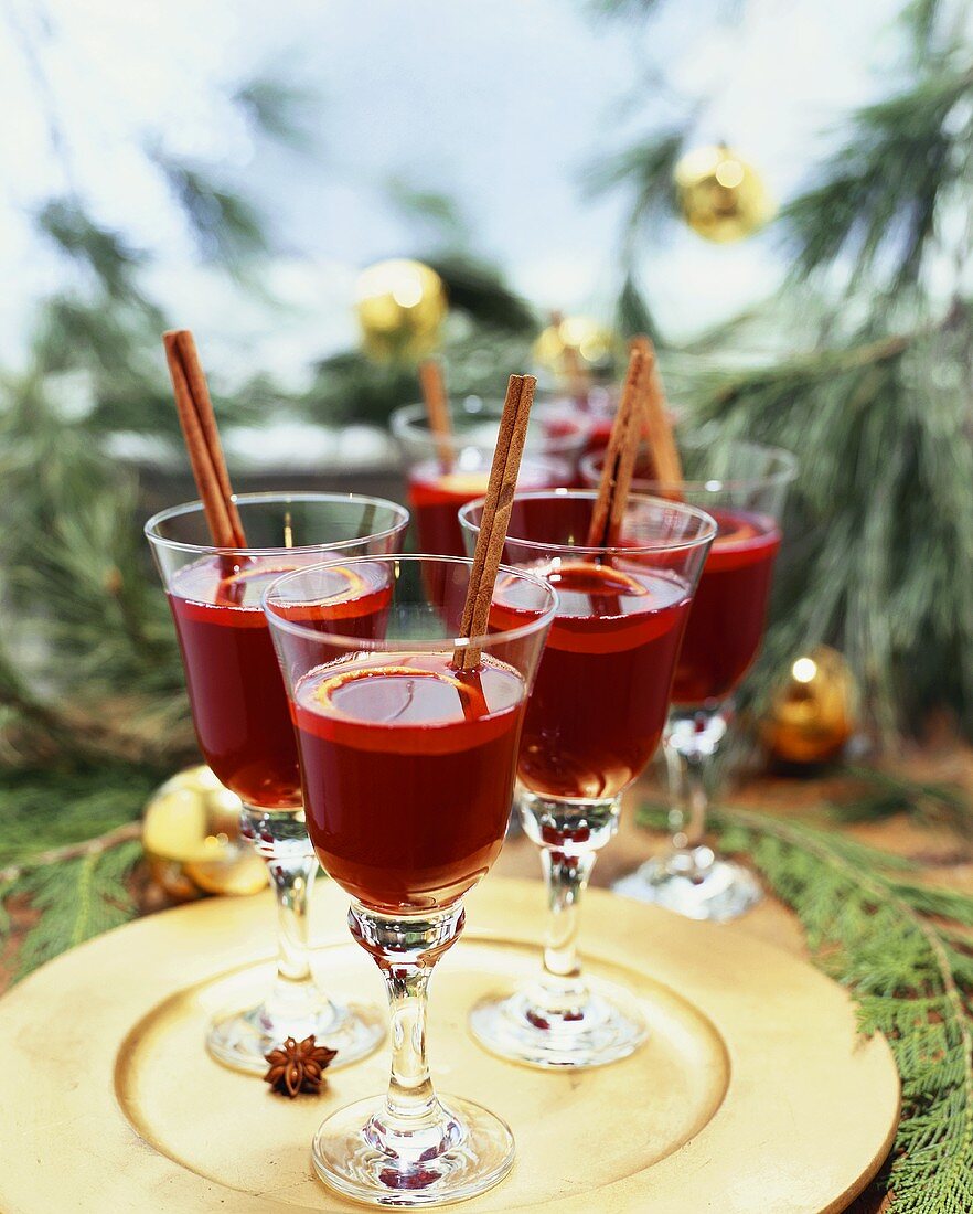 Mehrere Gläser Glühwein zu Weihnachten