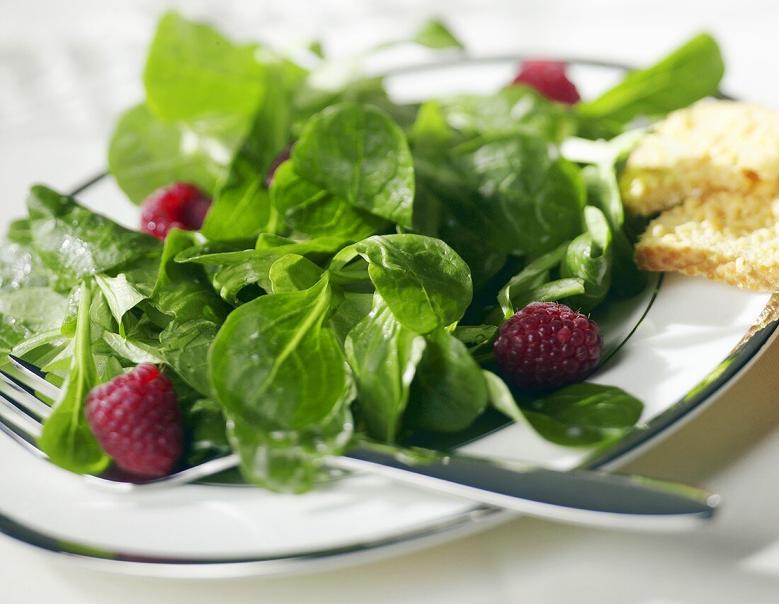 Feldsalat mit Himbeeren