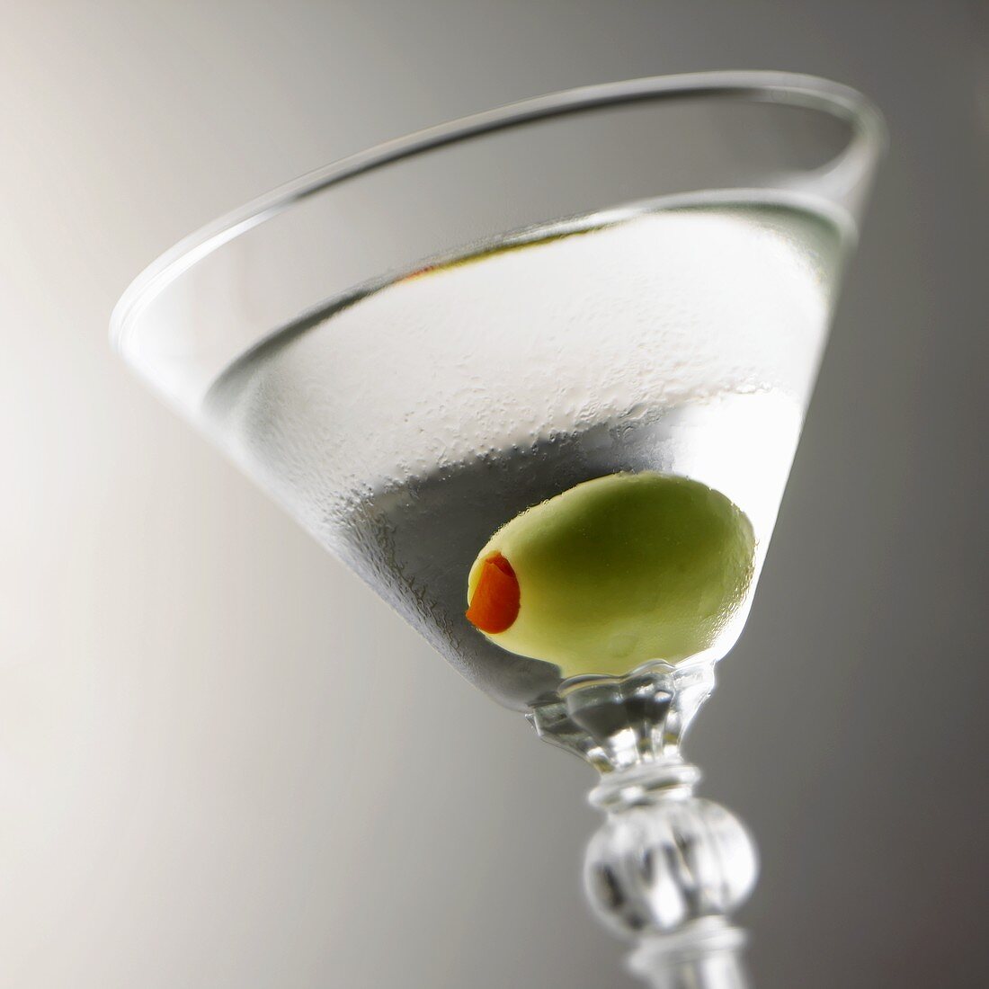 Klassischer Martini mit grüner Olive