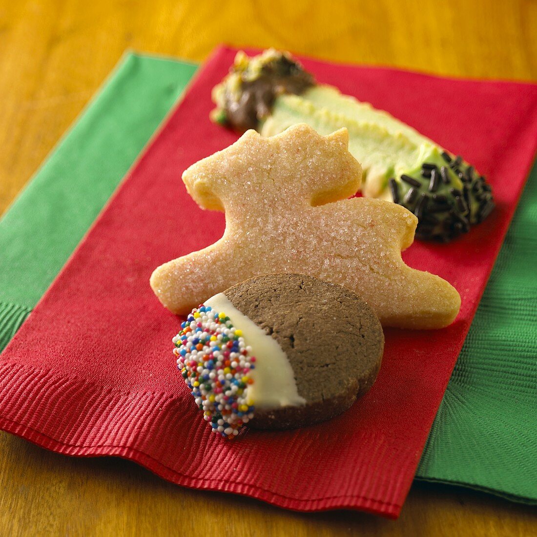 Drei verschiedene Weihnachtsplätzchen auf Serviette