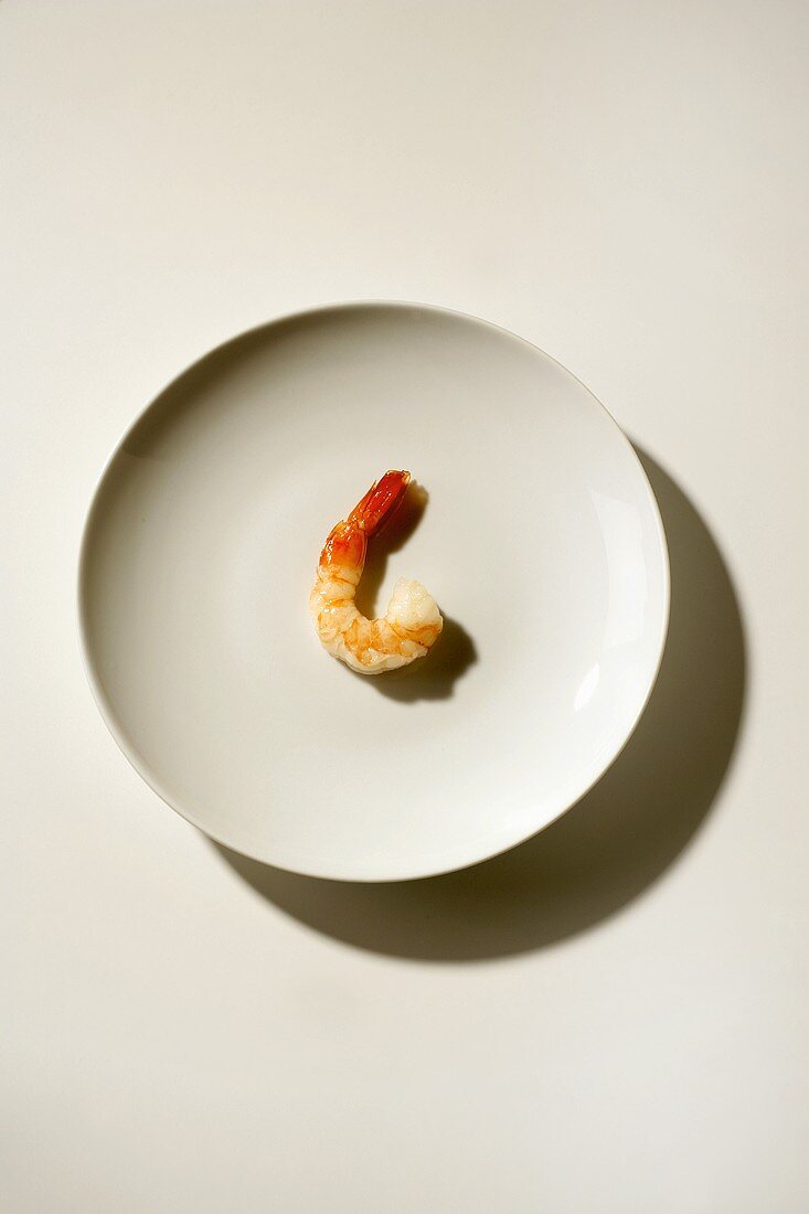 Eine gekochte Garnele auf weißem Teller