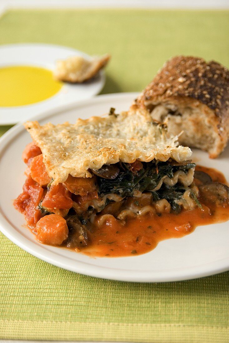 Gemüselasagne mit Möhren, Spinat, Pilzen und Tomaten