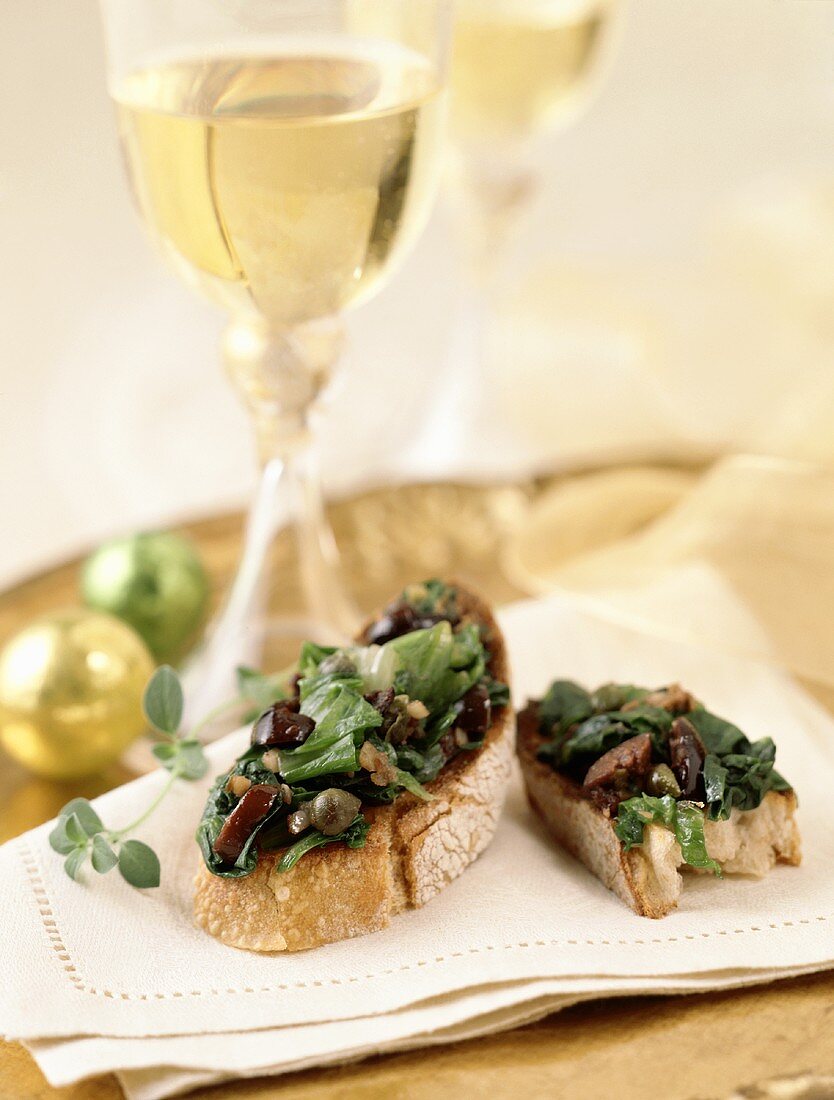 Bruschetta mit Oliven, Weissweingläser