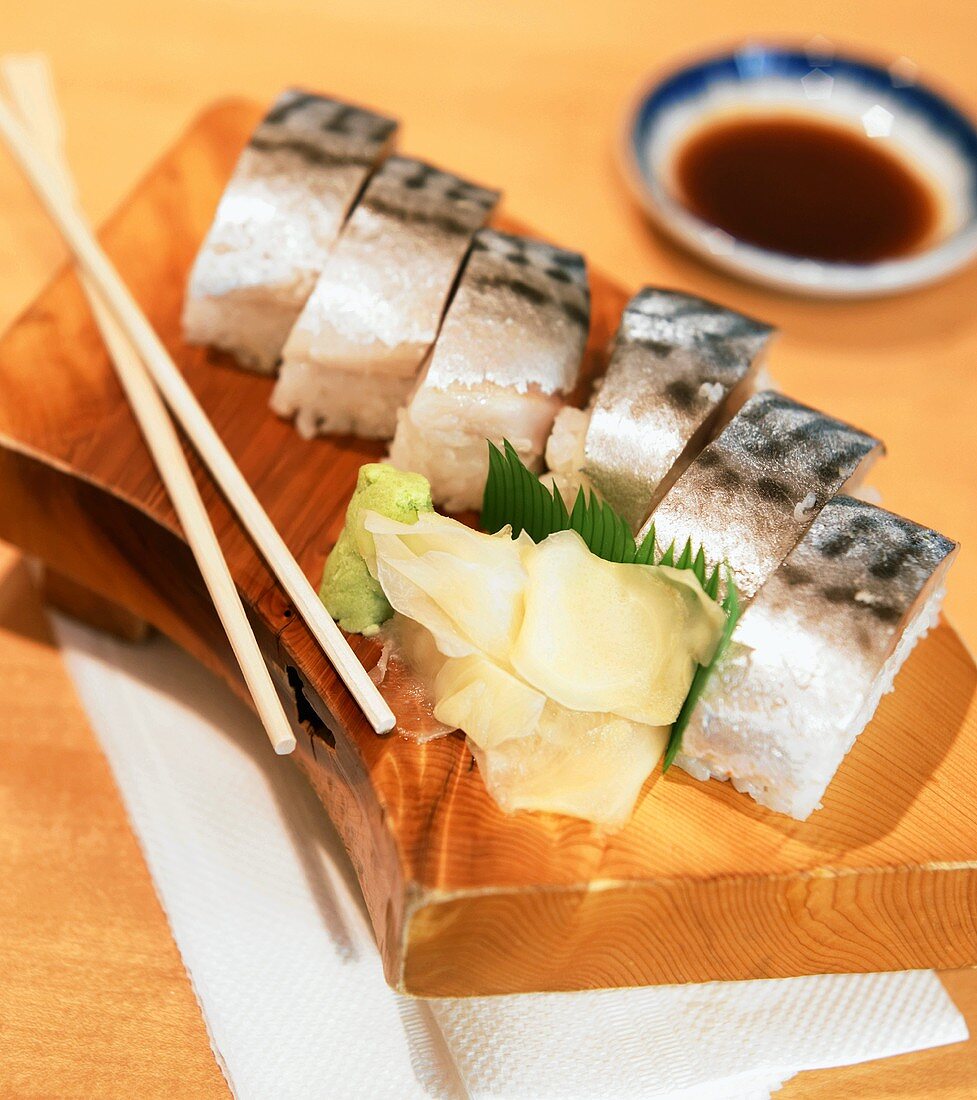 Nigiri-Sushi mit Ingwer, Wasabi und Sojasauce