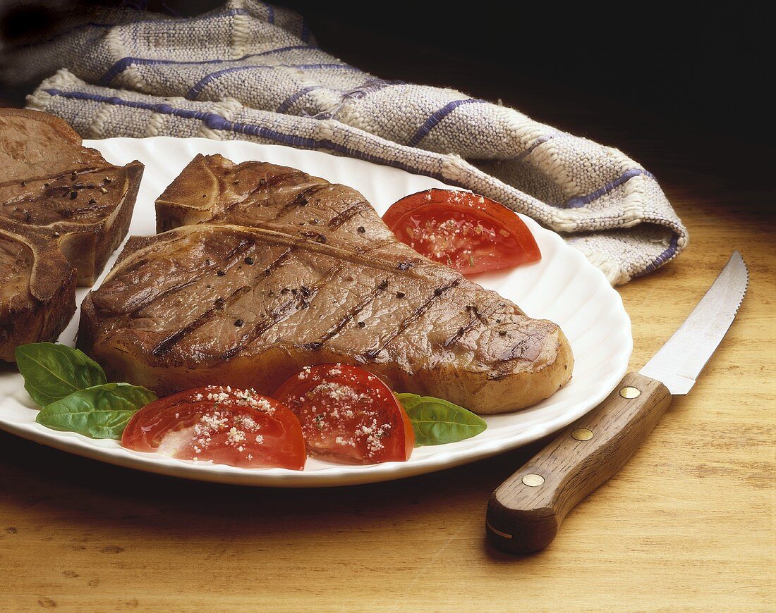 Gegrillte T-Bone-Steak mit Tomaten