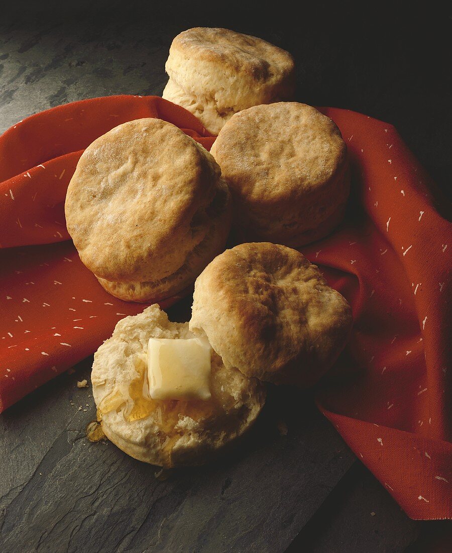 Brötchen mit Butter und Honig