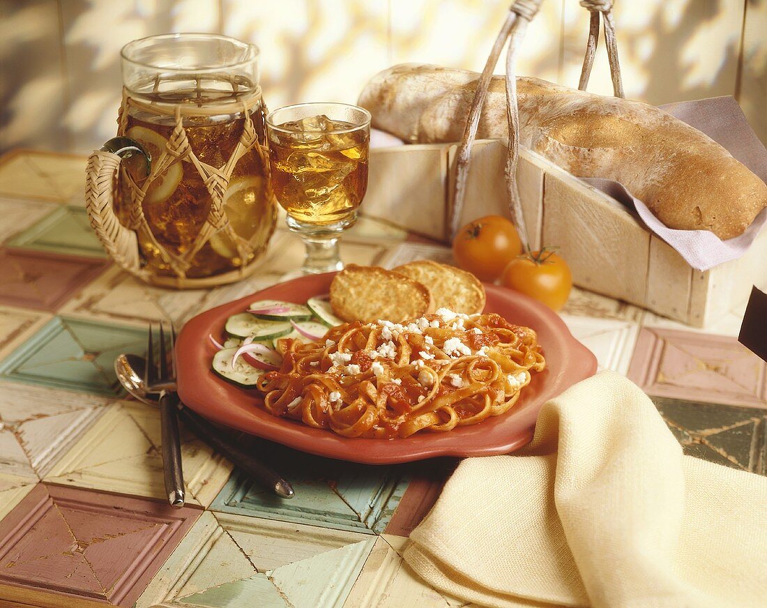 Fettucine mit Tomatensauce, Brot und Gurkensalat