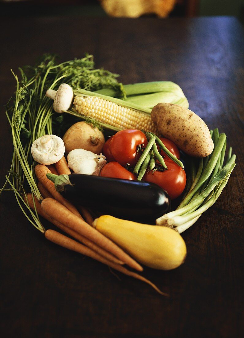 Verschiedenes Gemüse auf einem Holztisch