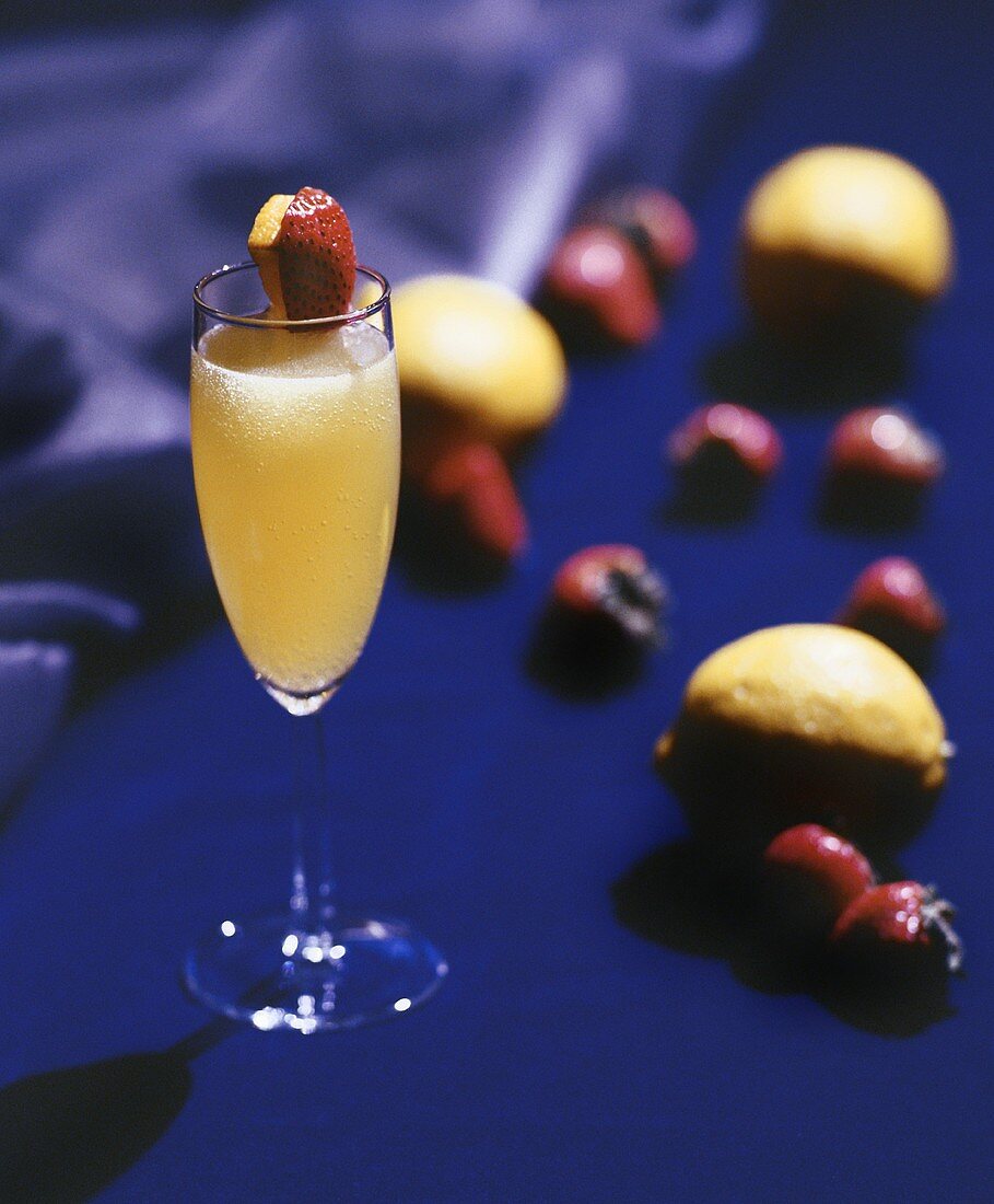Champagnercocktail mit Zitronen und Erdbeeren