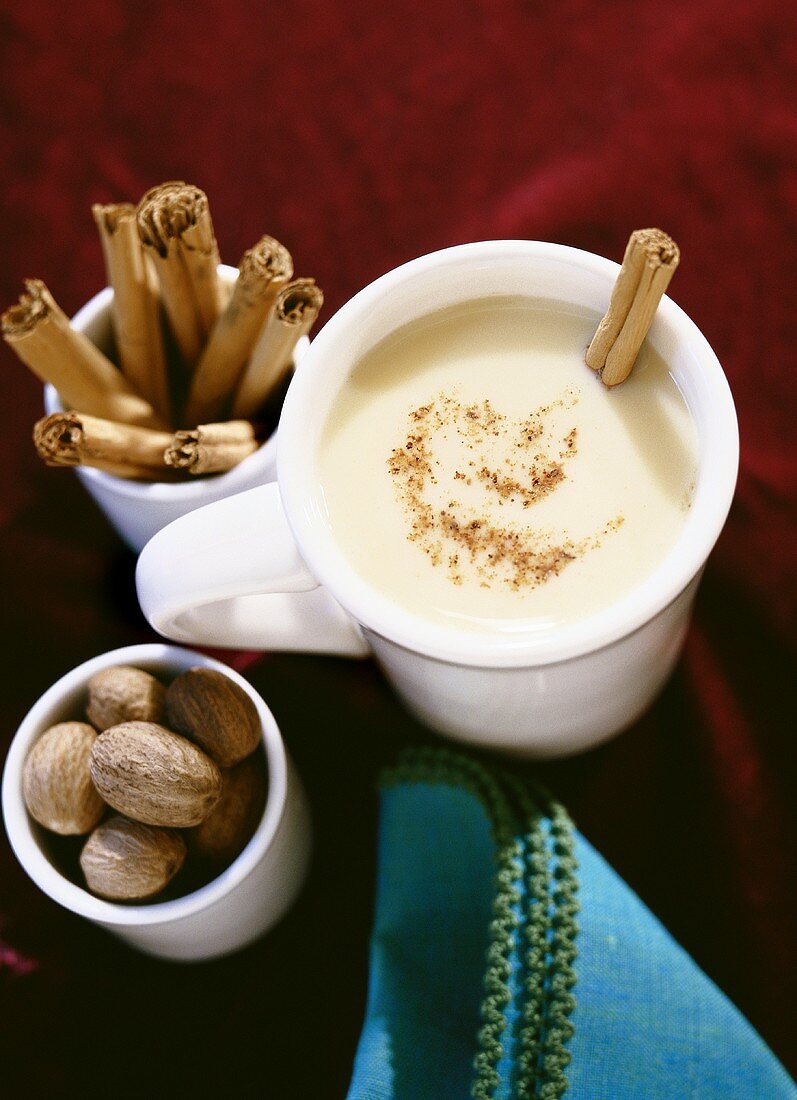 Ein Tasse heiße Vanille mit Muskat und Zimtstange