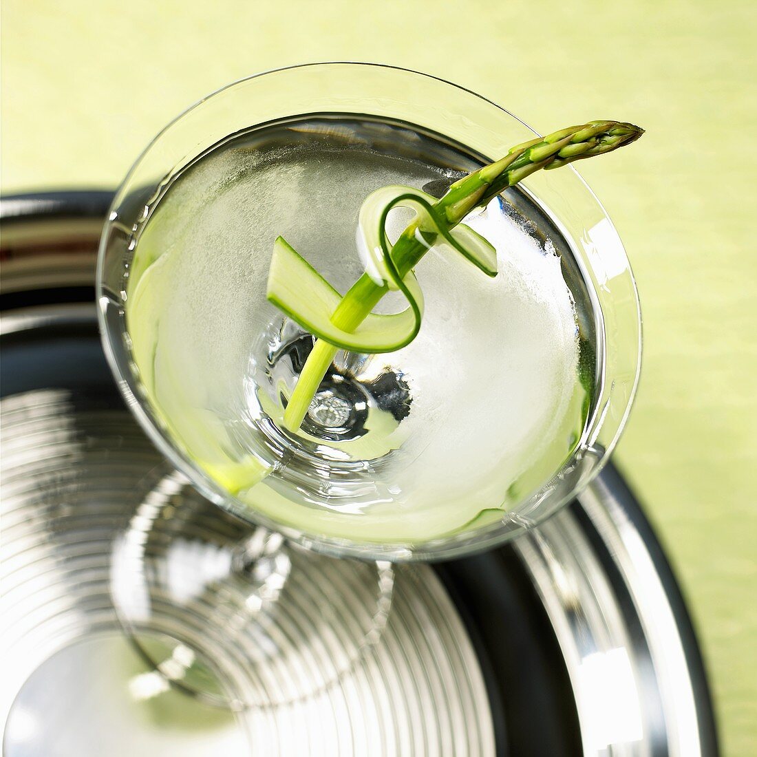 Martini, garniert mit grünem Spargel und Zucchinischeibe