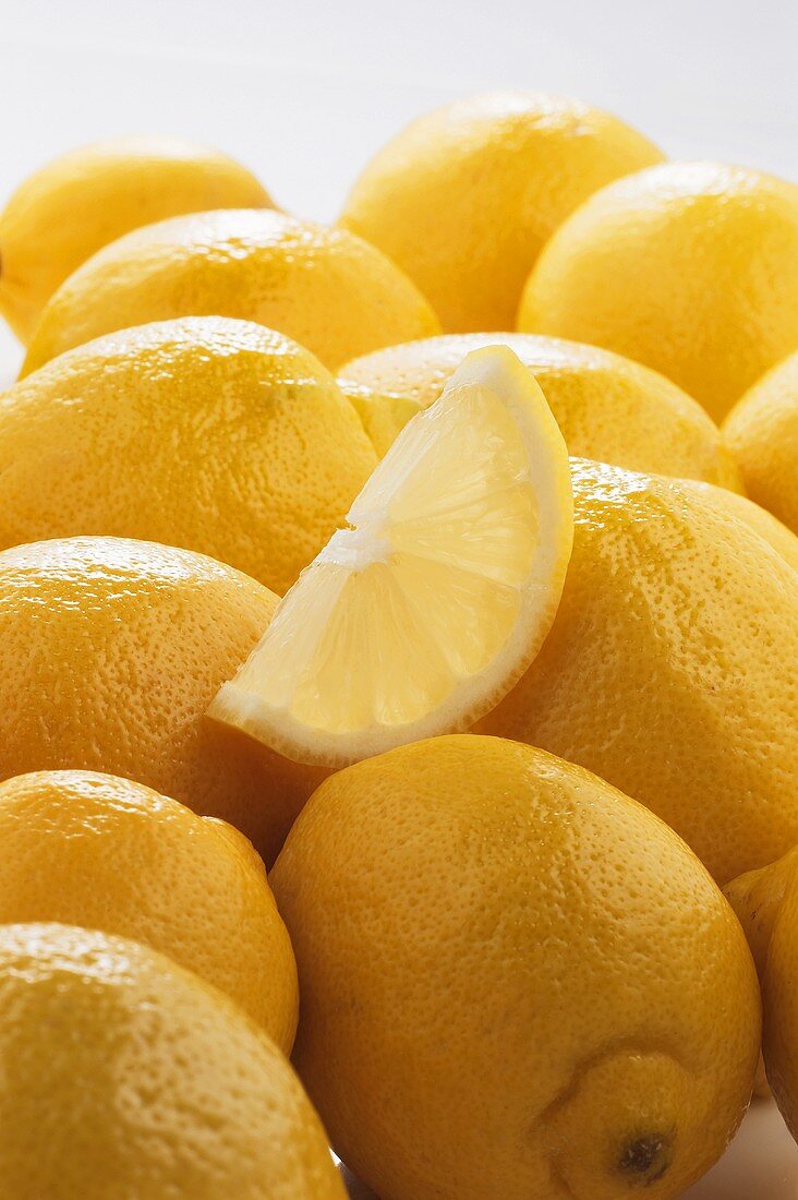 Viele Zitronen mit einem Zitronenschnitz
