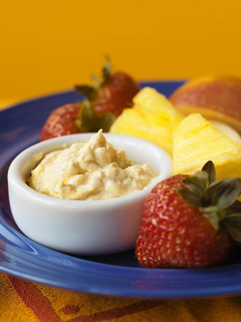 Erdbeeren, Ananas und Pfirsiche mit Dip