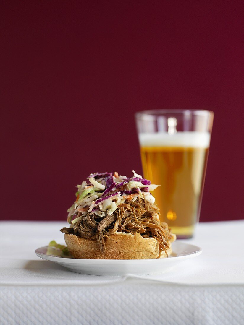 Belegtes Brot mit Schweinefleisch, Bier