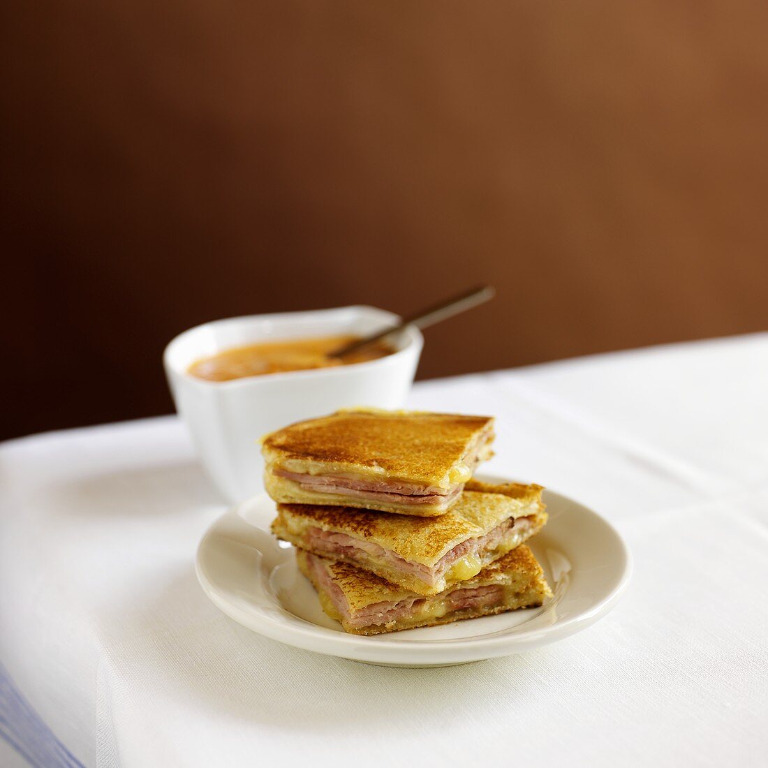 Drei Schinken-Käse-Toasts und Tomatensuppe