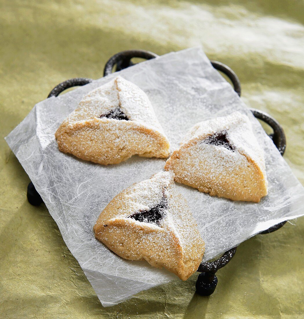 Drei mit Himbeeren gefüllte Plätzchen auf Backpapier