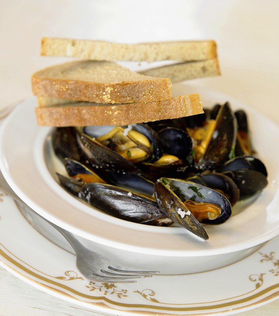 Miesmuscheln mit Brotscheiben