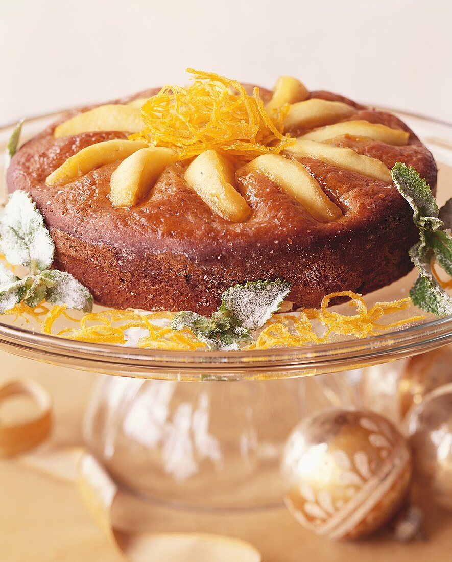 Kuchen mit Apfelschnitzen und Orangenzesten