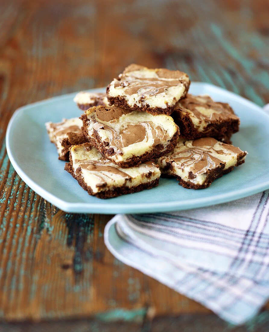 Marmorierte Brownies auf blauem Teller