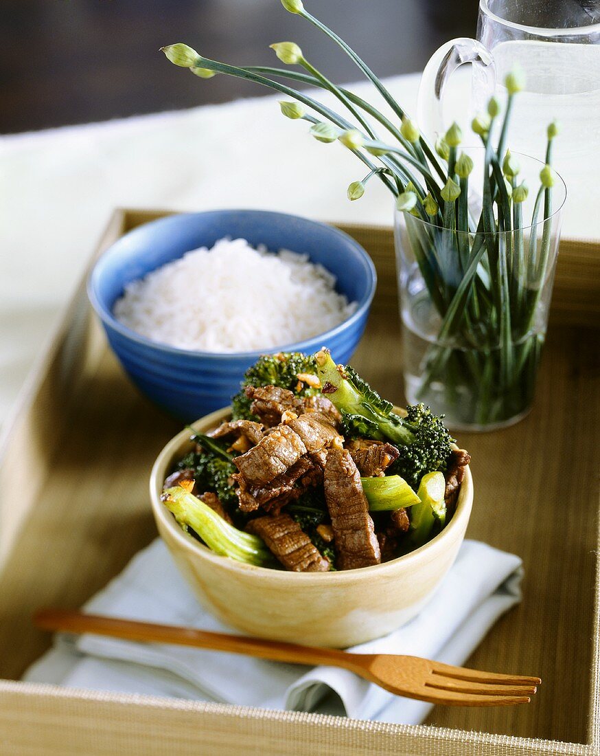 Rindfleisch mit Brokkoli und Schale Reis auf Tablett