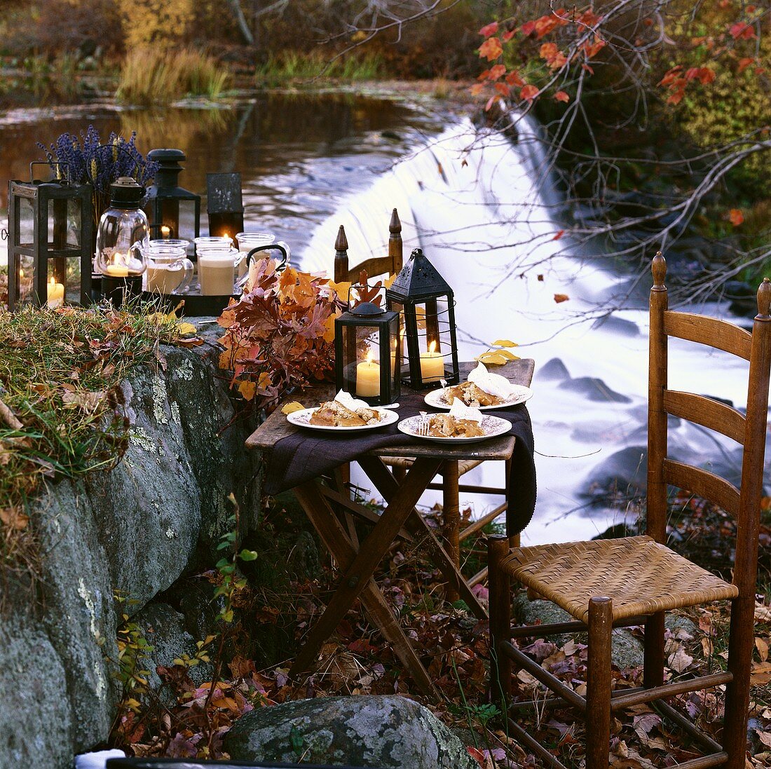 Herbstlich gedeckter Tisch an einem Fluss im Freien (USA)