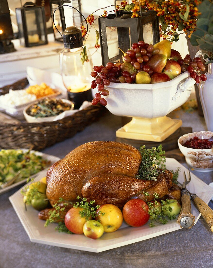 Thanksgiving-Buffet mit Truthahn und Früchten