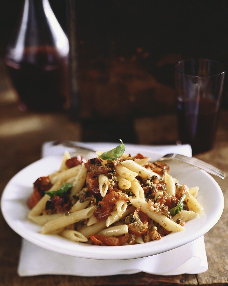 Penne mit gebratenen Tomaten und Basilikum, Rotwein