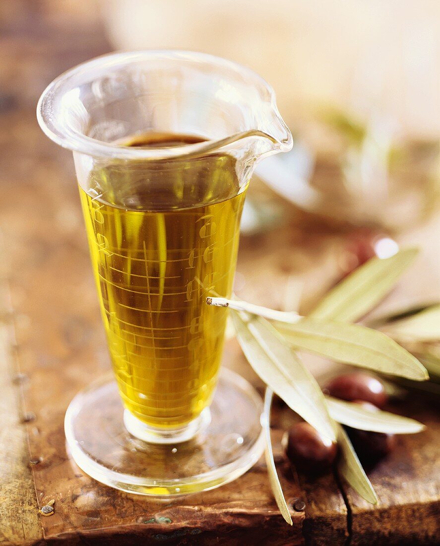Olivenöl, Oliven und Olivenblätter
