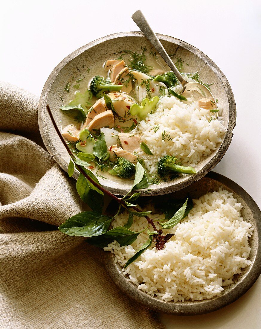 Asiatisches Hähnchengericht mit Brokkoli, Basilikum und Reis