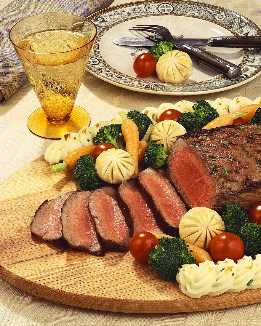 Steak (Rare) mit Gemüse garniert