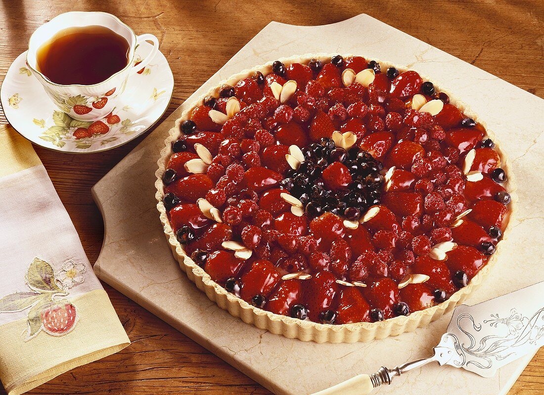 Kuchen mit gemischten Beeren und Mandeln