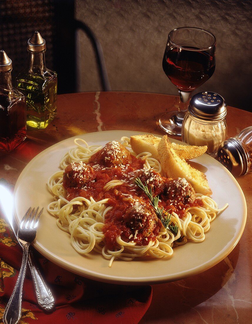 Spaghetti mit Hackbällchen, Rosmarin und Knoblauchbrot