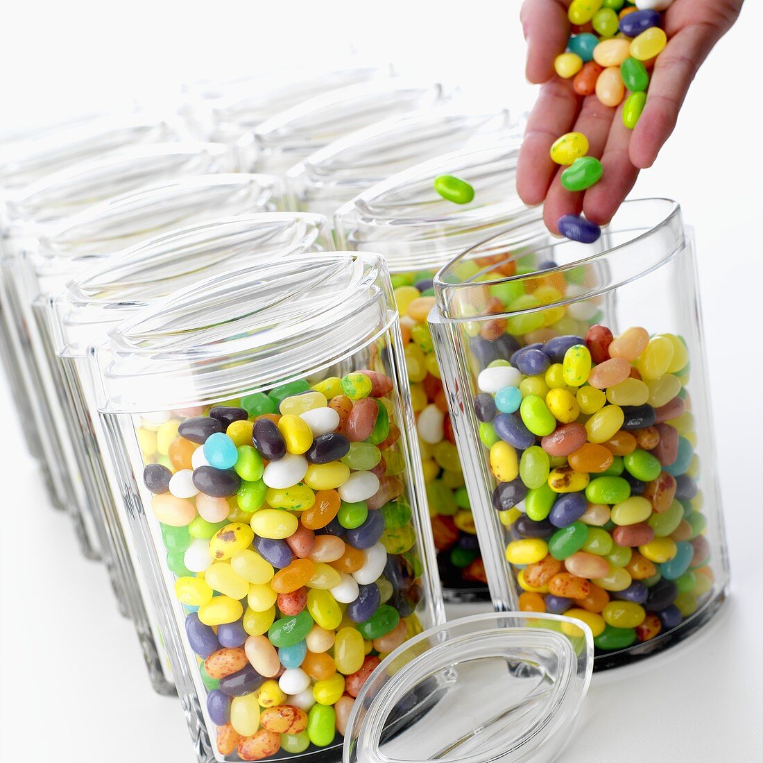 Hand füllt Behälter mit Jelly Beans
