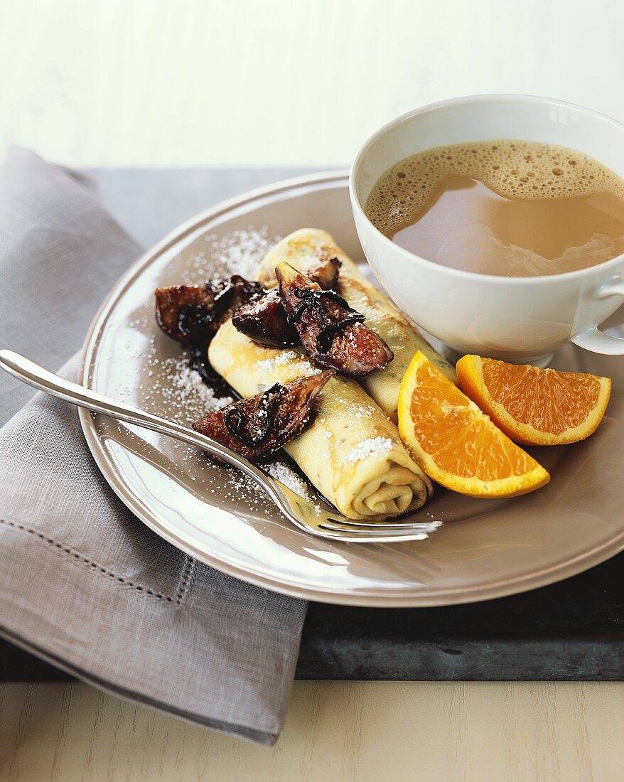 Crepes mit Feigen, Orangen und eine Tasse Kaffee
