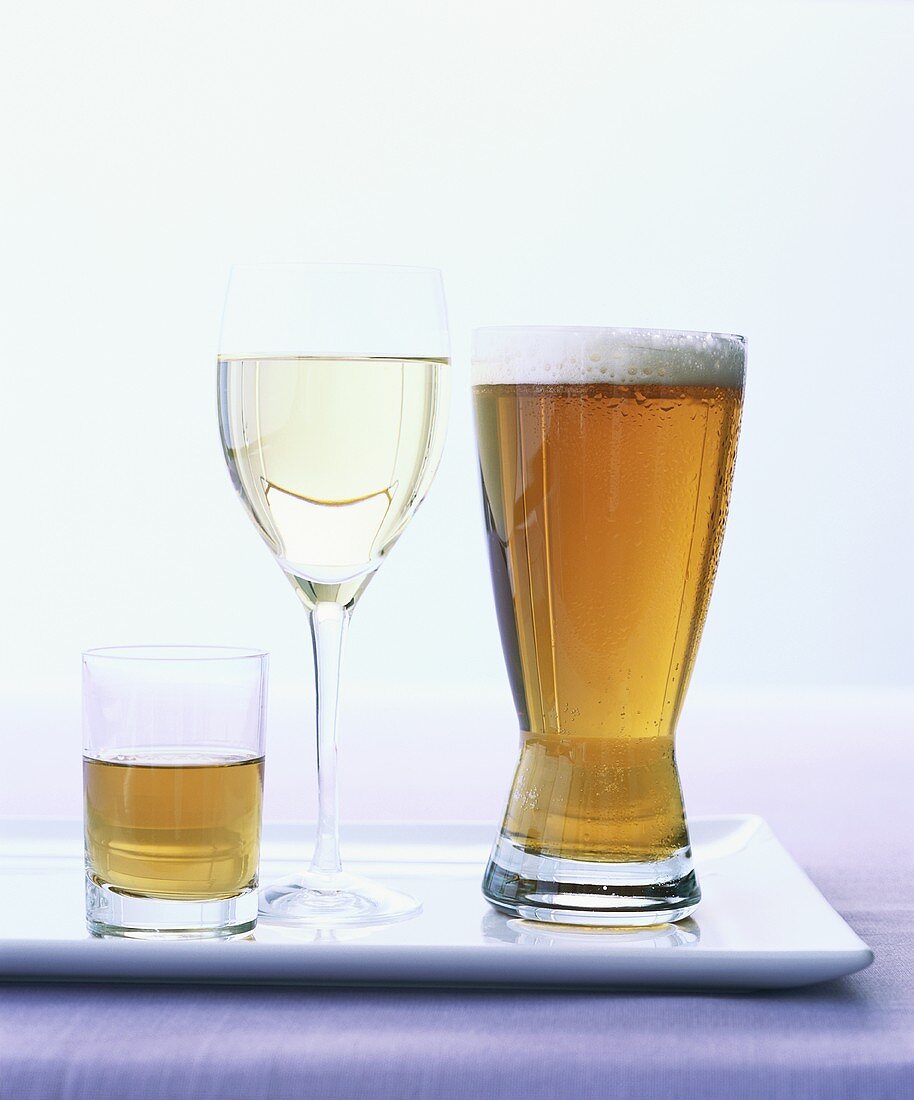 Weißwein, Bier und Spirituose in Gläsern
