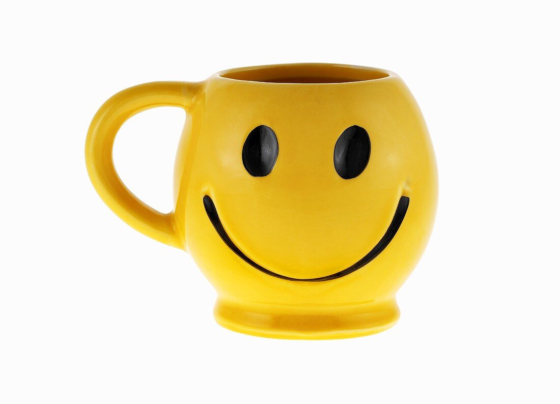 Gelber Kaffeebecher als lächelndes Gesicht