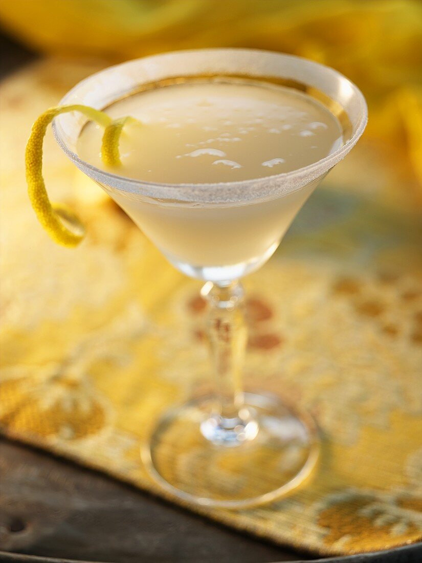 Lemon Drop Martini mit Zitronenschale