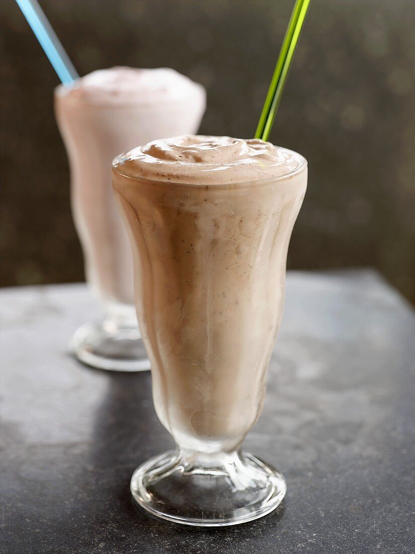 Zwei Milchshakes (Schokolade und Vanille) mit Strohhalmen