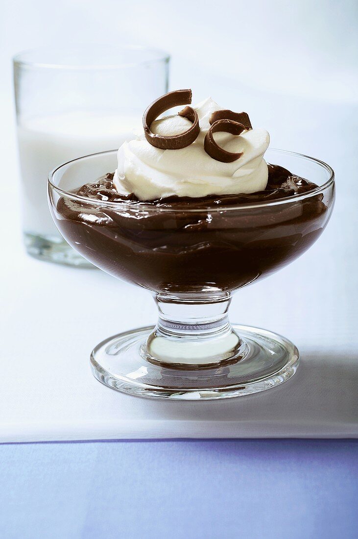 Schokoladenpudding mit Sahne und Schokospänen, Glas Milch