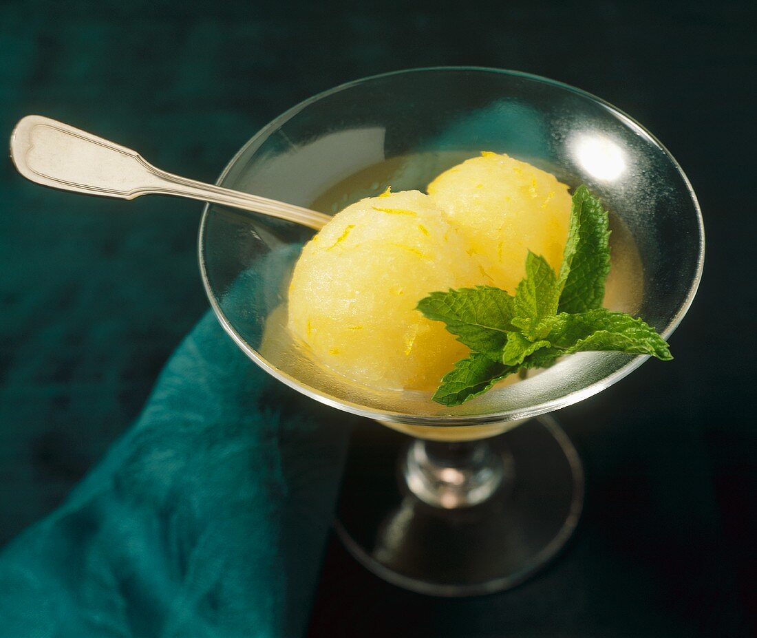 Zitronensorbet mit frischer Minze