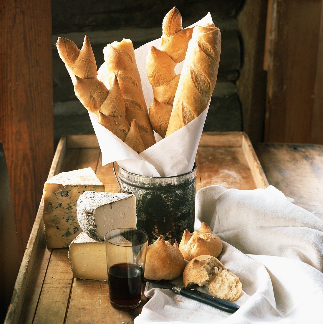 Rustikales Stillleben mit Käse, Brot und Rotwein