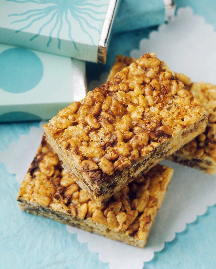 Puffed rice bars with chocolate chips